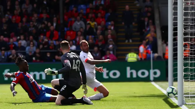 Michy Batshuayi scores the second for Crystal Palace