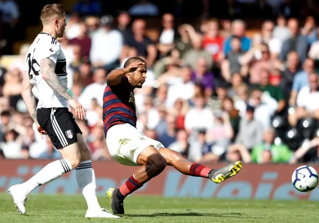 Salomon Rondon scores