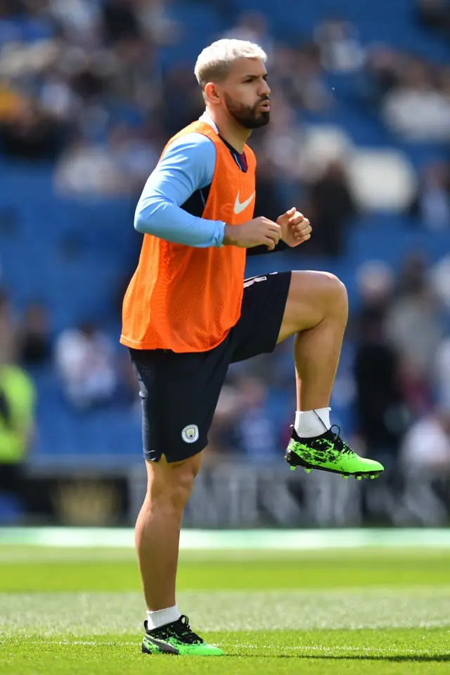 Sergio Aguero warms up