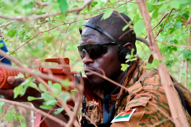 A soldier from Burkina Faso takes part in a training with Austrian army instructors at the Kamboinse - General Bila Zagre military camp near Ouagadougo in Burkina Faso on April 13, 2018.