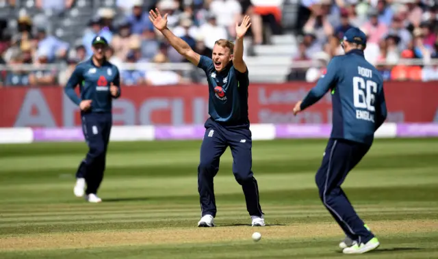 Tom Curran appeals for lbw