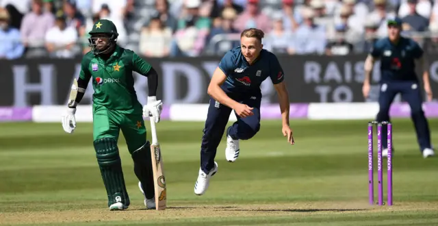 Tom Curran of England bowls