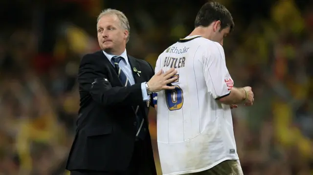 Leeds manager Kevin Blackwell consoles Paul Butler at Cardiff in 2006