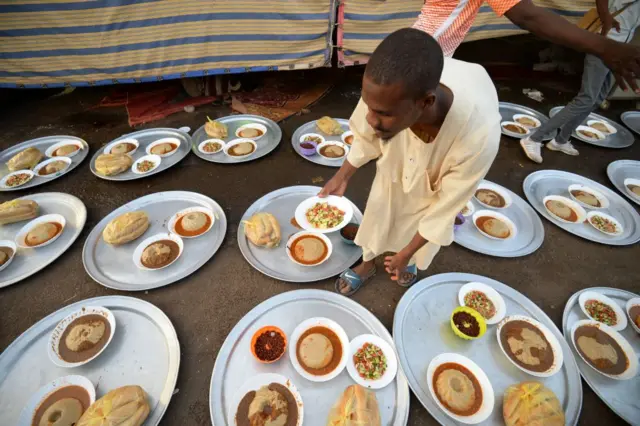 Sudanese protesters prepare Iftar meal for fellow demonstrators outside military headquarters in Khartoum on May 14, 2019.