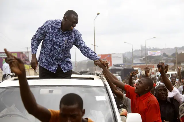 Kizza Besigye meets supporters