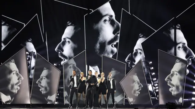 Kobi Marimi (centre) with backing singers