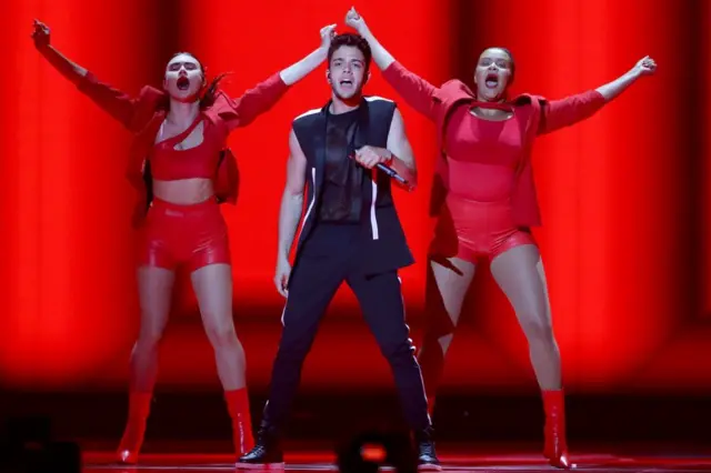 Luca Hanni (centre) with backing dancers