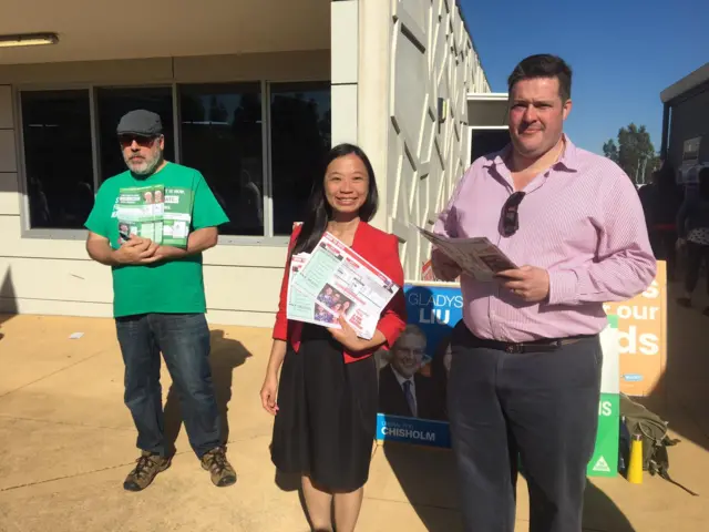 Jennifer Yang (centre)