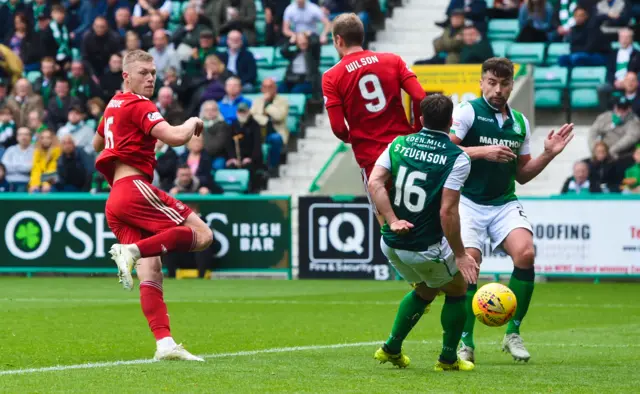 Sam Cosgrove tucks away the Aberdeen equaliser at Easter Road