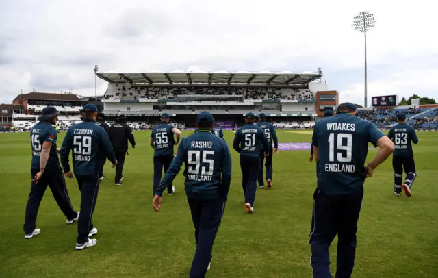 England head on to the field during the 5th One Day International between England and Pakistan