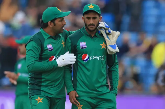 Sarfaraz Ahmed chats with Pakistan's Hasan Ali