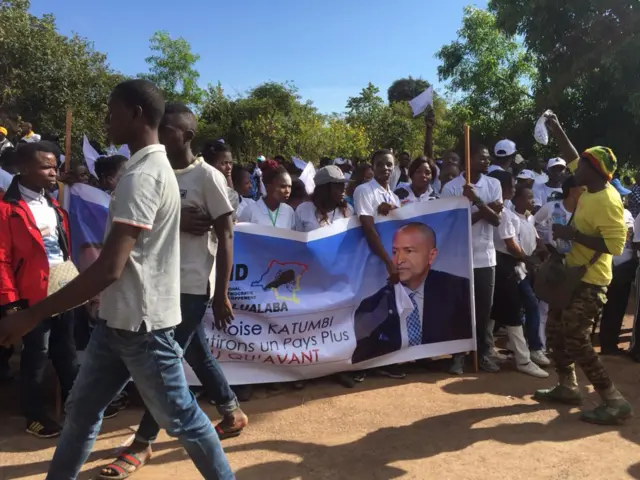 Supporters line up to welcome Moise Katumbi