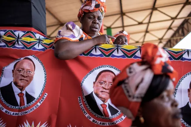 A supporter of the opposition Malawi Congress Party (MCP) leader and presidential candidate Lazarus Chakwera cheer as they wait for his arrival at a campaign Rally on May 18, 2019, in Lilongwe. -