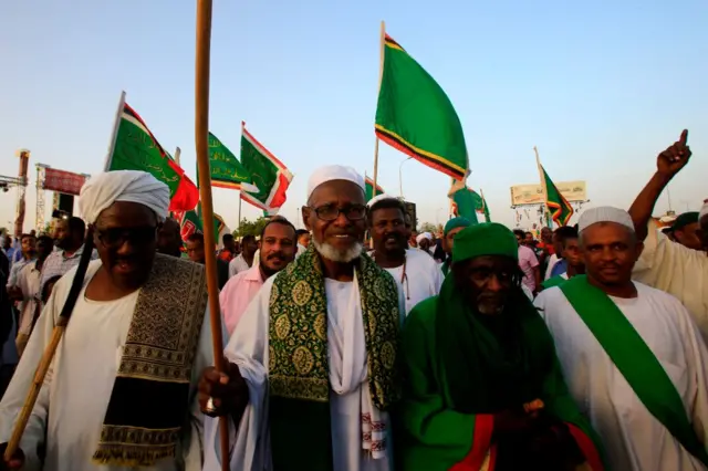 Members of the Sudanese Sufi community arrive for a sit-in outside the military headquarters in Khartoum in the capital Khartoum on May 20, 2019