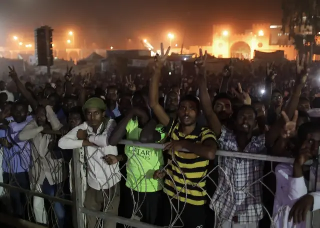 Sudanese protesters react as they listen to Madani Abbas Madani, a leader of the opposition Coalition for Freedom and Change movement and one of the movement negociators with the army, at the site of a sit-in, near the Army Head quarters, in Khartoum, Sudan, 22 May 2019.