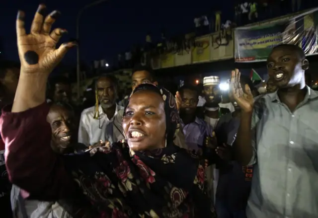 Sudanese protesters gather outside the military headquarters in the capital Khartoum demanding the instalment of civilian rule, on May 27, 2019.