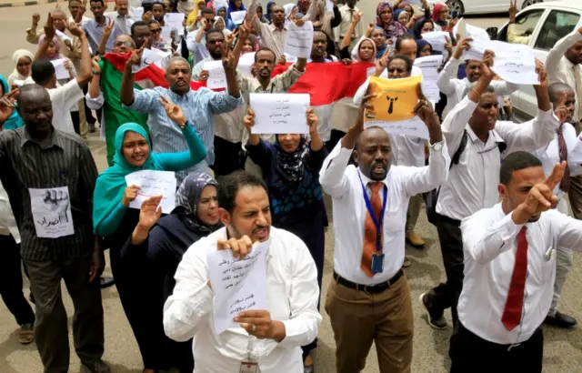 Members of Sudanese alliance of opposition and protest groups chant slogans outside an office block during the first day of a strike, as tensions mounted with the country"s military rulers over the transition to democracy, in Khartoum, Sudan May 28, 2019.