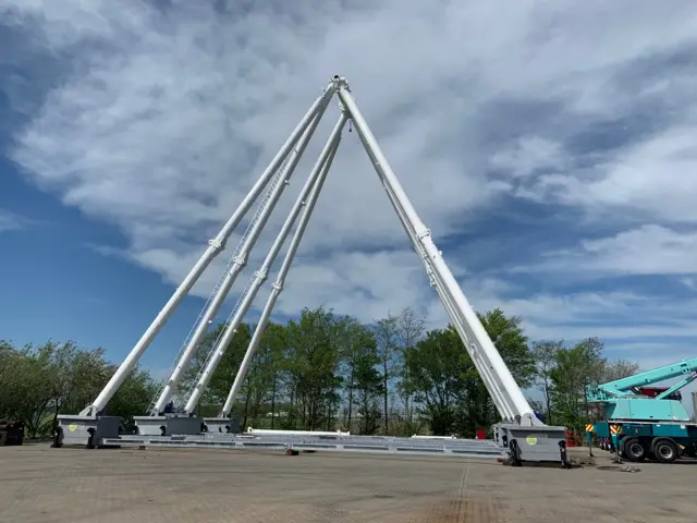 Worthing observation wheel under construction