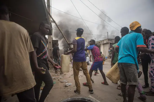 Protesters barricade the streets of Cadjehoun the stronghold of former president of Benin Thomas Boni Yayi on May 2, 2019,