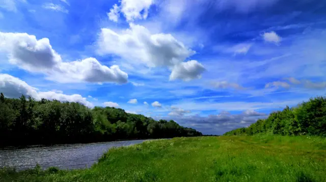 Blue sky in Hoveringham