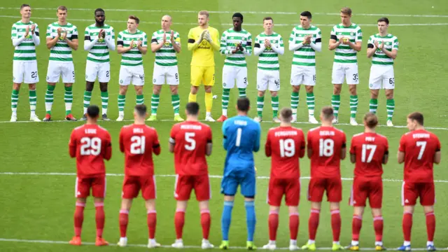 Players applaud the memory of Billy McNeill and Stevie Chalmers at Pittodrie