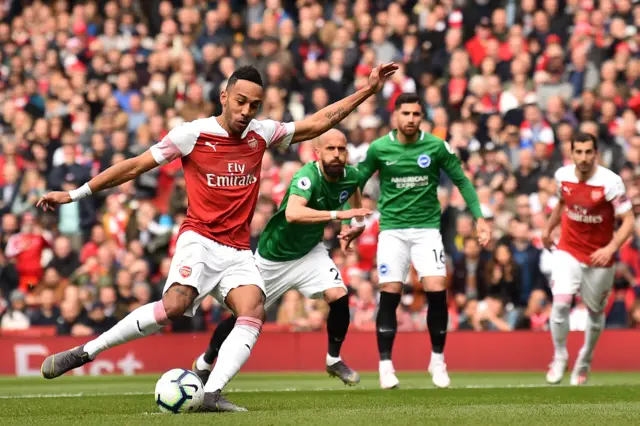 Pierre-Emerick Aubameyang scores from the spot