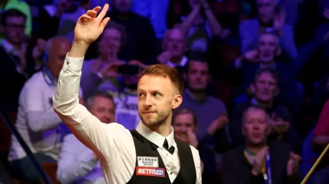 Judd Trump waves to the crowd