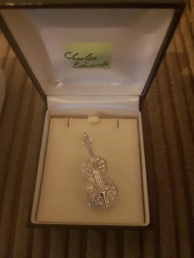 Violin-shaped jewellery