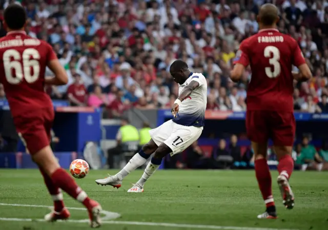 Moussa Sissoko misses for Tottenham