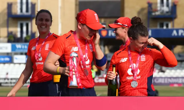 Heather Knight and Tammy Beaumont