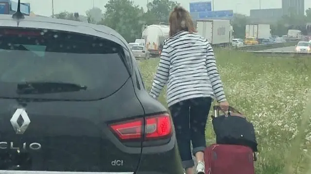 People walking with luggge