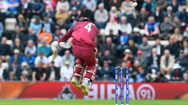 Shai Hope plays a Jofra Archer bouncer