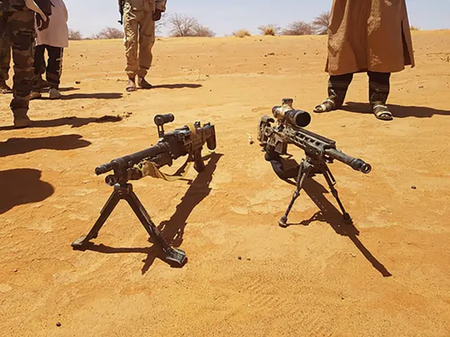 A machine gun and an automatic rifle