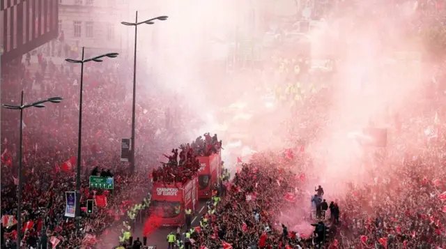 Liverpool victory parade passes Liver Building