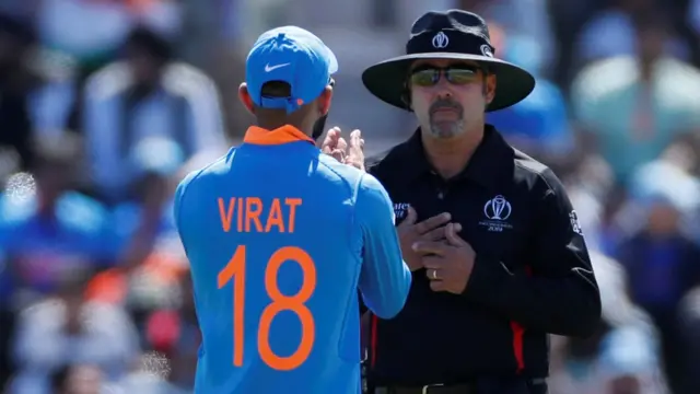 Virat Kohli talks to umpire Richard Illingworth