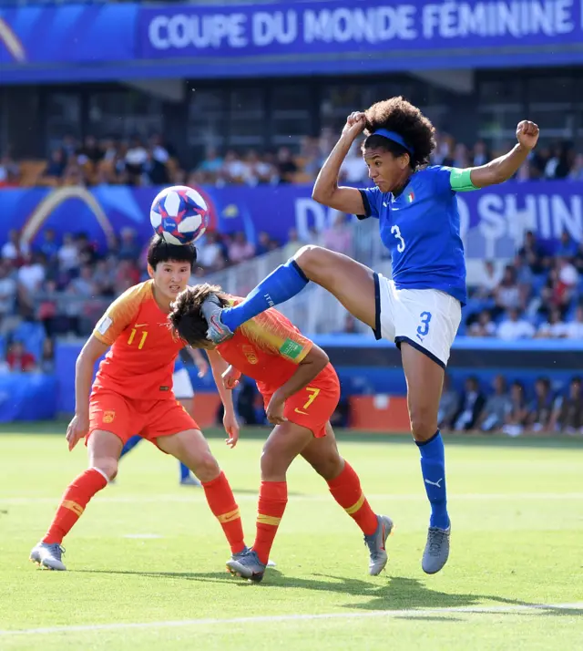 Shuang Wang of China collides with Sara Gama of Italy