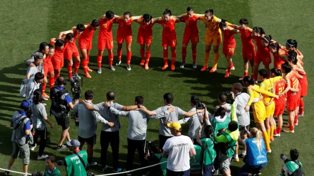 China players in the huddle