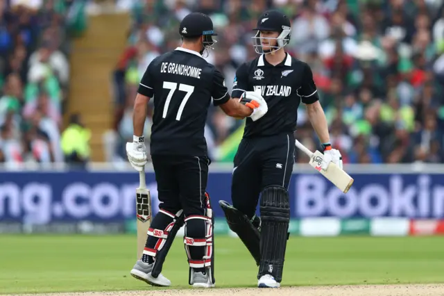 Jimmy Neesham (r) of New Zealand shakes hands with Colin de Grandhomme