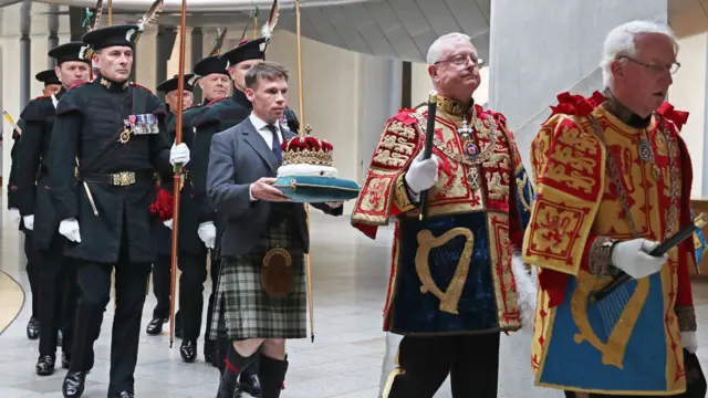 Crown arrives at parliament