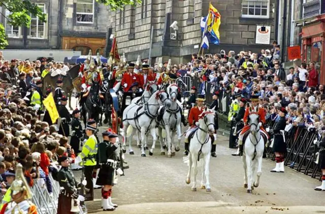 The Queen travelled in a horse-drawn carriage on the day the parliament was opened in 1999