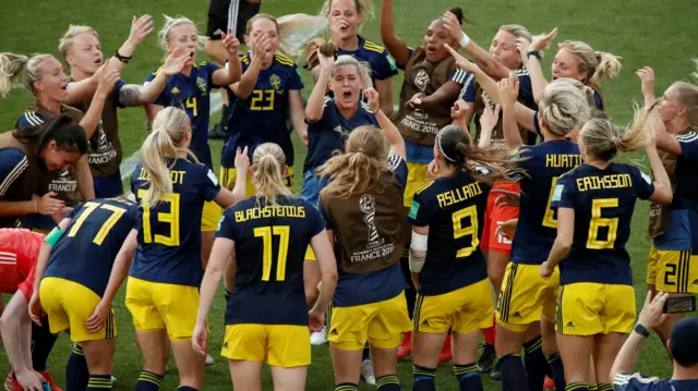 Sweden player celebrate at full time