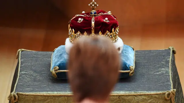 Crown laid in the chamber