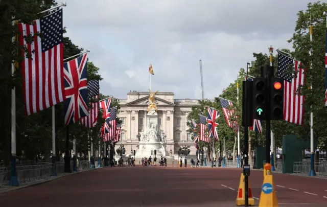 Crowds at palace