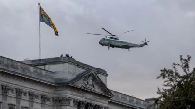 Marine One arriving at Buckingham Palace