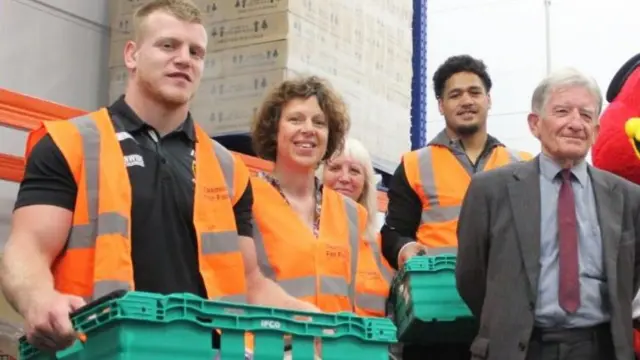 Brad Fash and Bureta Faraimo with officials and volunteers