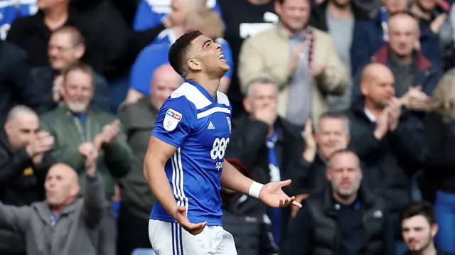 Che Adams celebrating a goal