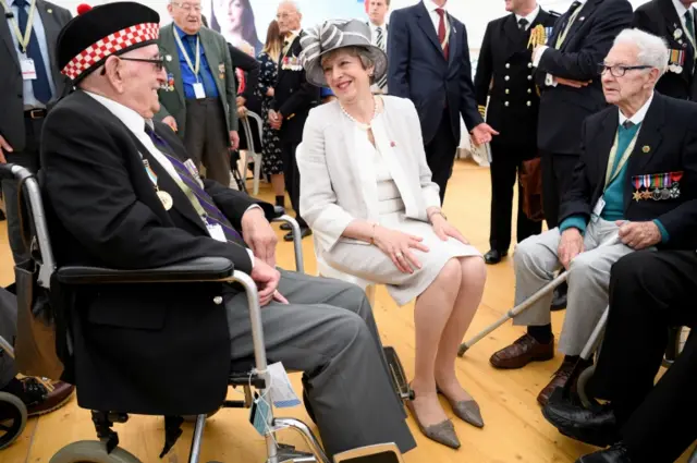 The Prime Minister shared laughs with veterans Leonard Williams and Dorrell Kitcher