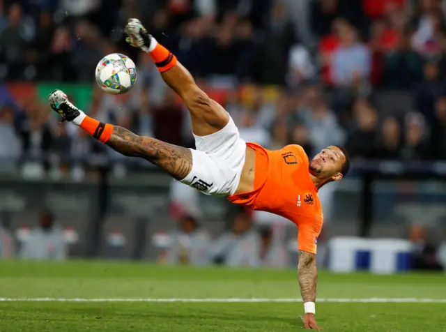 Memphis Depay has a shot