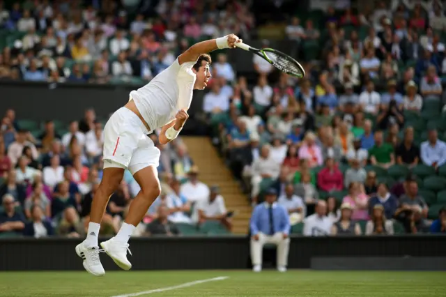 Jaume Munar serves