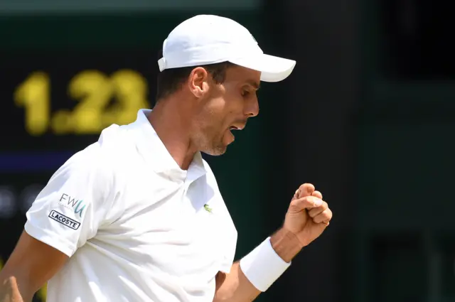 Roberto Bautista Agut pumps his fist